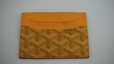 un étui à cartes orange orné d'un motif tissé