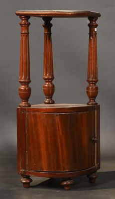une petite table en bois surmontée de deux colonnes