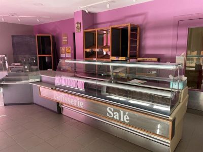 une vitrine sur laquelle est affichée une pancarte « soldes » dans un magasin