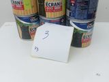 plusieurs pots de peinture posés sur une table, à côté d'un panneau