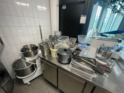 de nombreuses casseroles et poêles sur le comptoir de la cuisine
