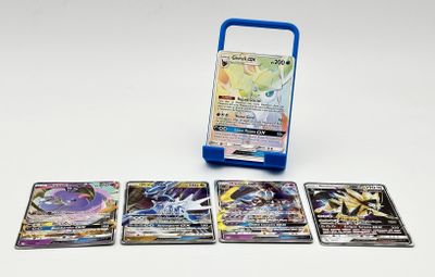 jeu de cartes à collectionner pokemon dans un étui en plastique avec une poignée bleue