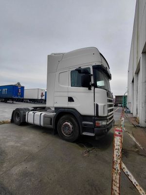 un camion garé devant un bâtiment