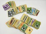 un grand nombre de cartes posées sur la table