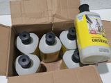 une boîte en carton contenant des bouteilles de liquide et un flacon de colle