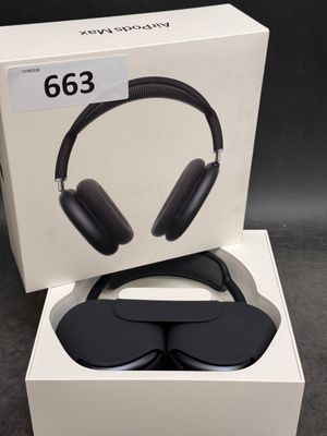 une image représentant un casque audio noir posé sur une boîte