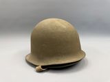 une image représentant un casque posé sur une surface blanche