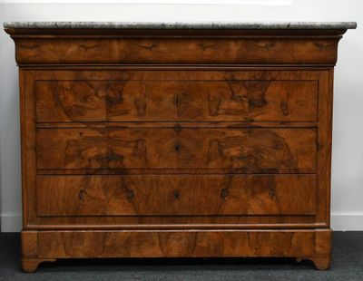 une commode en bois avec un plateau en marbre