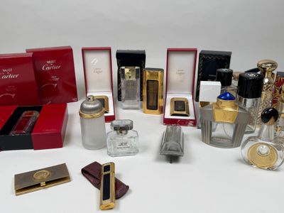 plusieurs flacons de parfum et boîtes de différentes sortes posés sur une surface blanche
