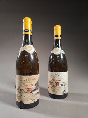 deux bouteilles de vin posées l'une à côté de l'autre sur une table