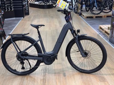 un vélo posé par terre dans un magasin