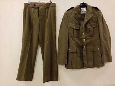 une photo d'un costume et d'un pantalon accrochés à un mur