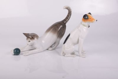 deux figurines représentant un chat et un chien assis l'un à côté de l'autre