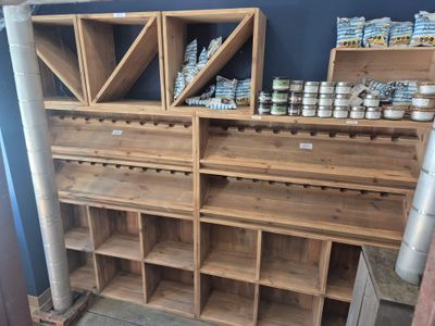 une étagère en bois remplie de conserves dans un magasin