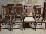 six chaises disposées dans une pièce, avec un mur en arrière-plan