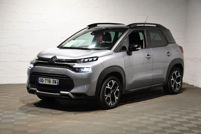 Le nouveau SUV Citroën est garé dans le garage.