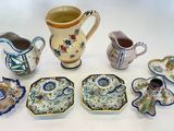 de nombreuses pièces de poterie posées sur une table blanche