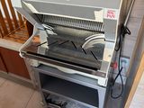 une machine posée sur le sol de la cuisine