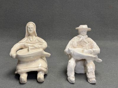 Faïence de Mesvres Joueurs de Vielle en faïence émaillé.