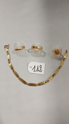 un gros plan d'un collier et de deux bagues posés sur une surface blanche