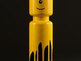 une bouteille jaune et noire sur laquelle est dessiné un smiley