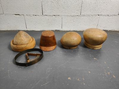 Lot composé de quatre formes de chapeaux et un compas de cha…