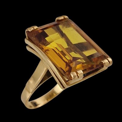 une image d'une bague en or avec une grande pierre de citrine