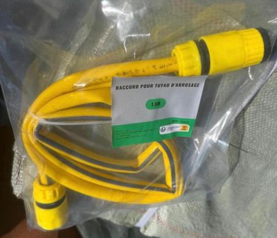 un tuyau jaune emballé dans un sac en plastique