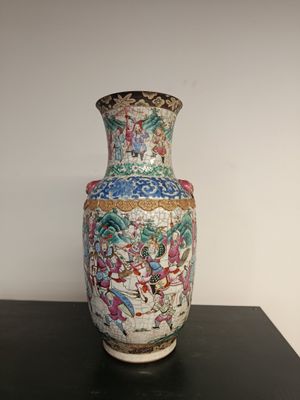 a vase that is sitting on a black table
