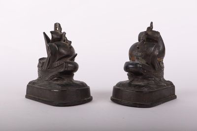 paire de figurines en bronze représentant un homme et une femme sur un bateau