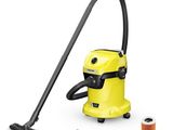 un aspirateur jaune muni d'un tuyau noir et d'autres articles de ménage