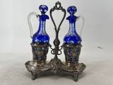 deux vases bleus posés sur un socle en métal