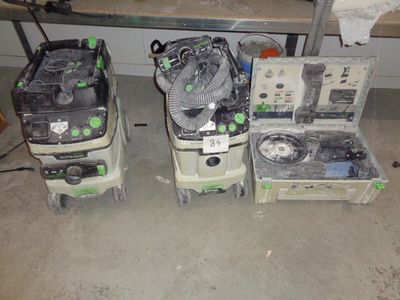 trois machines différentes posées à même le sol dans une pièce