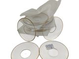 une pile d'assiettes blanches à bord doré et de serviettes