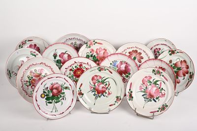 un grand nombre d'assiettes posées sur une table