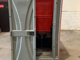 une porte métallique ouverte dans un bâtiment