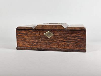 une vieille boîte en bois avec un cadenas sur le dessus