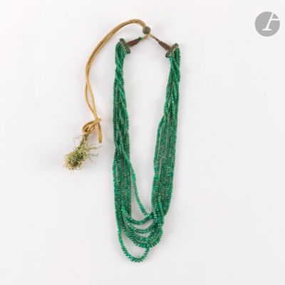 gros plan d'un collier de perles vertes sur fond blanc