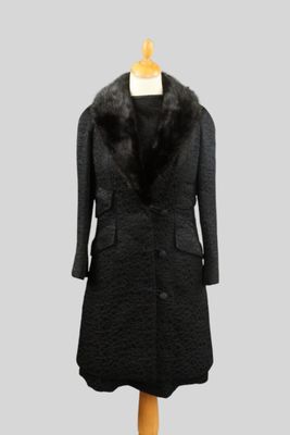 TED LAPIDUS. Ensemble robe sans manches et veste redingote n… - Photo 1