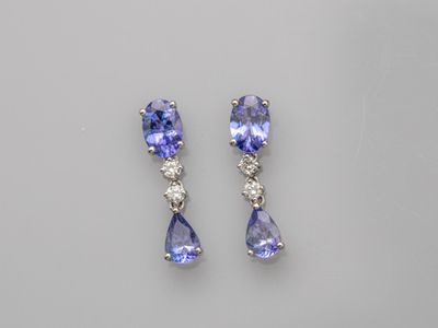 une paire de boucles d'oreilles en tanzanite et diamant