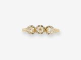 une bague à trois pierres sertie de trois diamants, en or jaune