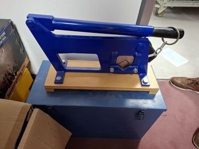 une machine bleue posée sur une boîte bleue