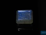 l'image d'une pierre bleue carrée posée sur une surface noire