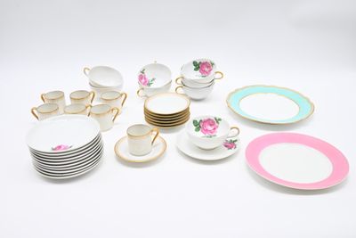 beaucoup d'assiettes et de tasses sur la table