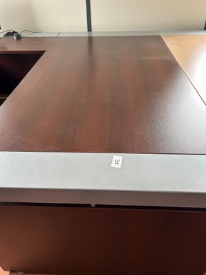 un bureau bois sombre avec retour , un caisson indépendant ,…