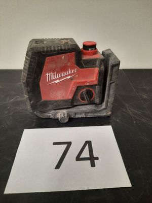 une photo d'un camion rouge et noir portant le numéro 744