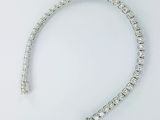 gros plan d'un bracelet en diamant sur une surface blanche