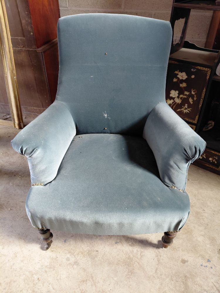 Fauteuil recouvert de velours bleu gris, reposant sur quatre…