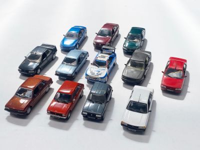 tout un tas de petites voitures alignées sur une table