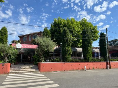 un bâtiment rouge avec une enseigne sur la façade